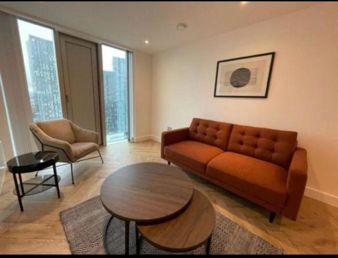 Apartment Brand New Luxury Centre 2 Bed Skyline Views *